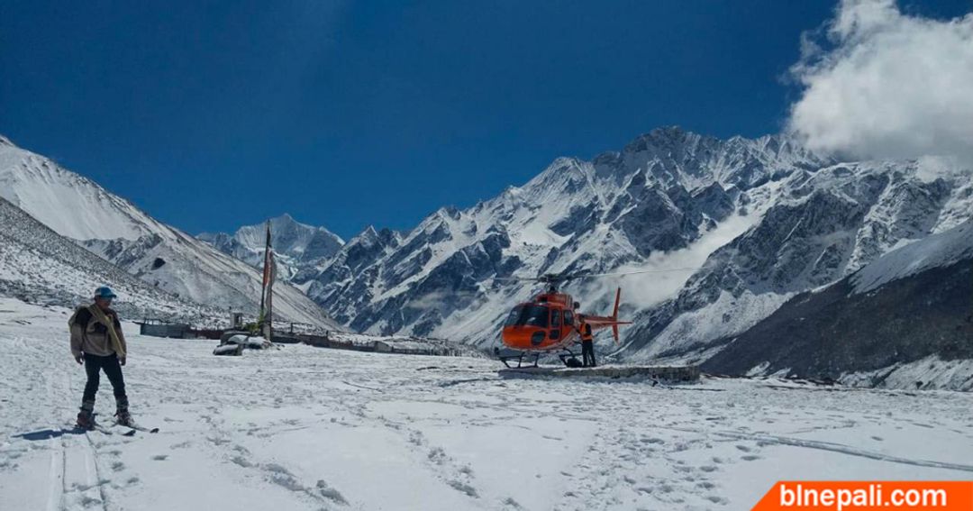हिउँमाथि हेलिकप्टर, पृष्ठभूमिमा नयाँ कांगा शिखर (फोटो फिचर)