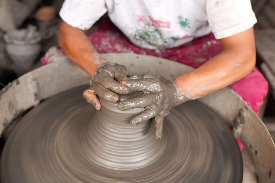 भक्तपुरमा माटाेकाे भाँडा बनाउने चटाराे