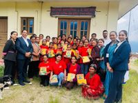 नुवाकोटका ३३ जना बिपन्न बालिकालाई रक्षा नेपालको छात्रवृत्ति