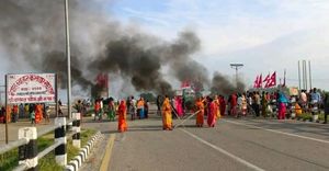 धनुषाका सुकुम्बासीले टायर बालेर गरे आन्दोलन