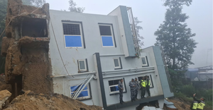 ललितपुरमा साढे दुई तले घर ढल्यो
