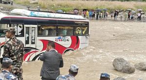 रोसीको बाढीमा फस्यो बस, यात्रुको उद्धार