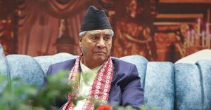 राहत सामग्री लिएर बाढी प्रभावित क्षेत्रतर्फ लागे शेरबहादुर देउवा