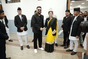 विदुषी राणासँग हात मिलाउँदै बालेनले भने– मैले पनि गोल्डस्टार लगाएको छु