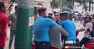 बानेश्वरमा महिला ट्राफिकमाथि हातपात गर्ने युवक पक्राउ