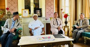 ओली निवासमा वर्षमान दम्पती