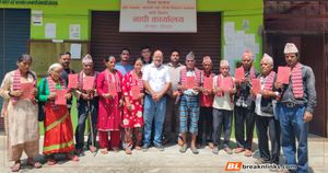 नापी भएको ३८ वर्षपछि डडेलधुराका १२ परिवारले पाए लालपुर्जा