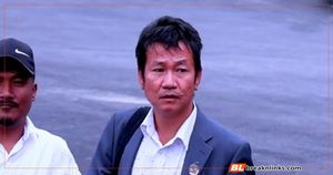 संसदबाट रिसाउँदै हिडेका हर्कले बाहिर निस्केर भनेः देशमा प्रधानमन्त्री नै छैन