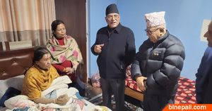 झलनाथ खनालपत्नी रविलक्ष्मीको स्वास्थ्य अवस्था बुझ्न डल्लु पुगे प्रचण्ड–माधव