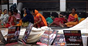 पुल्चोकबाट लघुवित्त पीडितको मागः प्रधानमन्त्री हामीलाई भेट्न आउनुपर्छ