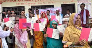 नापजाँच भएको ५ वर्षपछि धनुषाका ३८५ परिवारले पाए लालपुर्जा