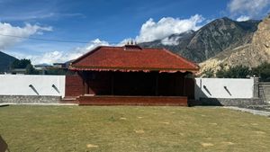 मुस्ताङमा नेवारी फल्चा, ललितपुरमा मुस्ताङको स्याउ