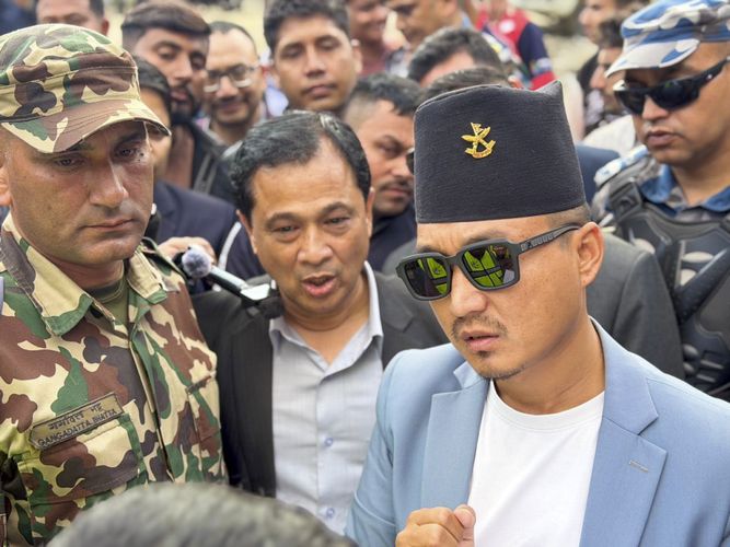 रोशी पुगेर गृहमन्त्रीले भने–  विपदमा हेलीमार्फत उद्धारको प्रयास गर्छौं