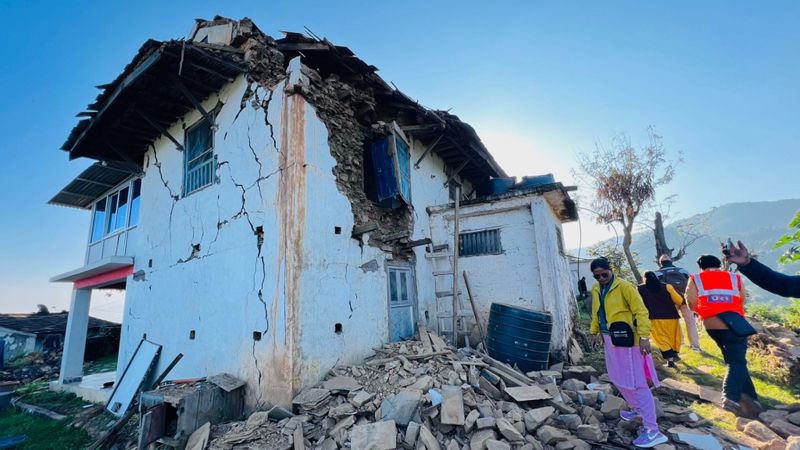 तीन वर्ष बित्दा पनि टिनकै छानामुनि भूकम्पपीडितको दशैं