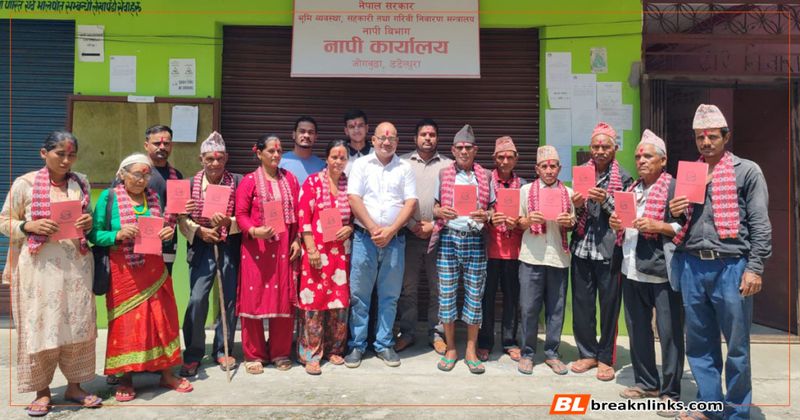 नापी भएको ३८ वर्षपछि डडेलधुराका १२ परिवारले पाए लालपुर्जा
