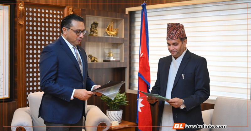 धितोपत्र बोर्डका नवनियुक्त अध्यक्षलाई अर्थमन्त्रीले गराए शपथ, हरेक हप्ता कामको ब्रिफिङ गर्न निर्देशन