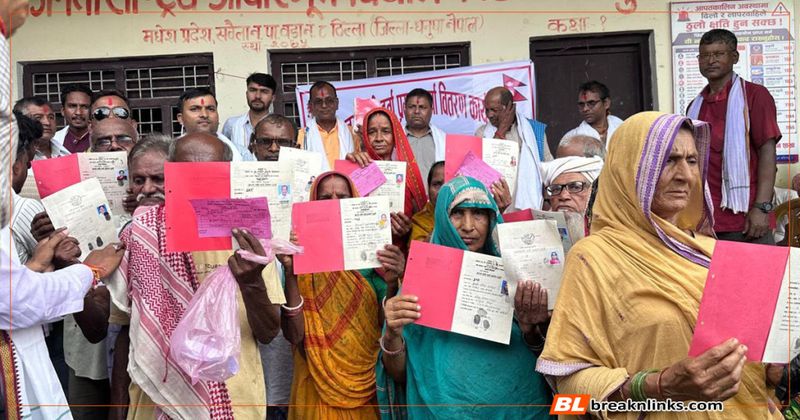 नापजाँच भएको ५ वर्षपछि धनुषाका ३८५ परिवारले पाए लालपुर्जा