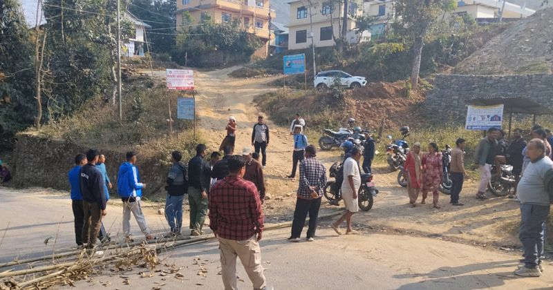 सिन्धुलीमा जिपको ठक्करबाट बालकको मृत्यु, आफन्तद्वारा मध्यपहाडी लोकमार्ग अवरुद्ध